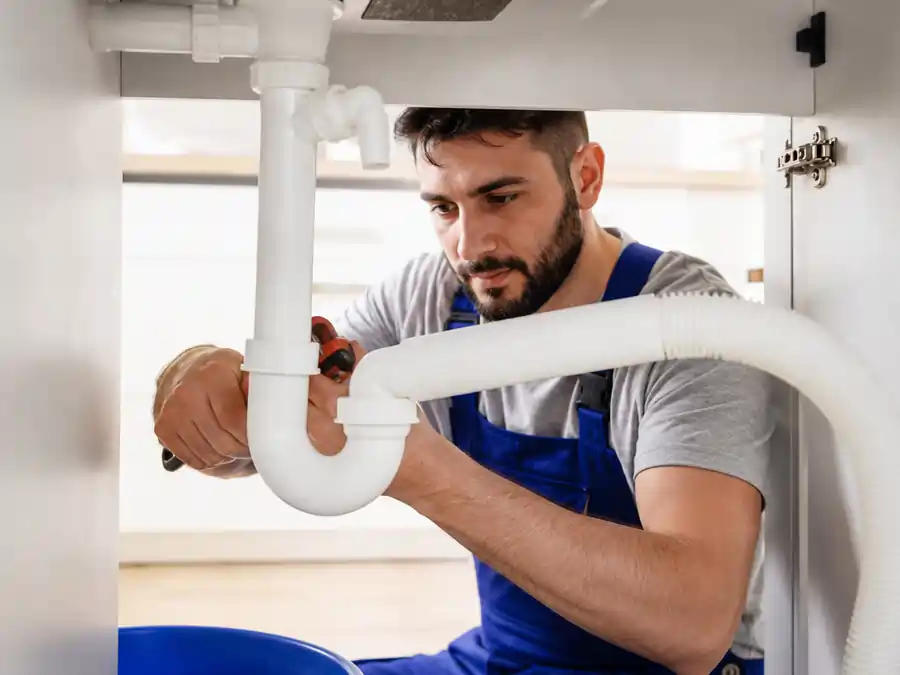 Profissional realizando uma atividade hidráulica